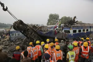 Fallecen 120 personas tras descarrilar un tren en India