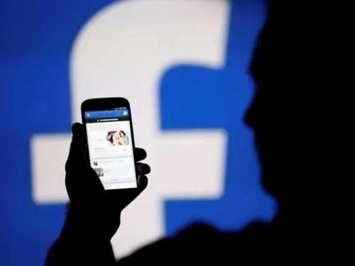 Facebook paga por los cambios; sus acciones van a la baja