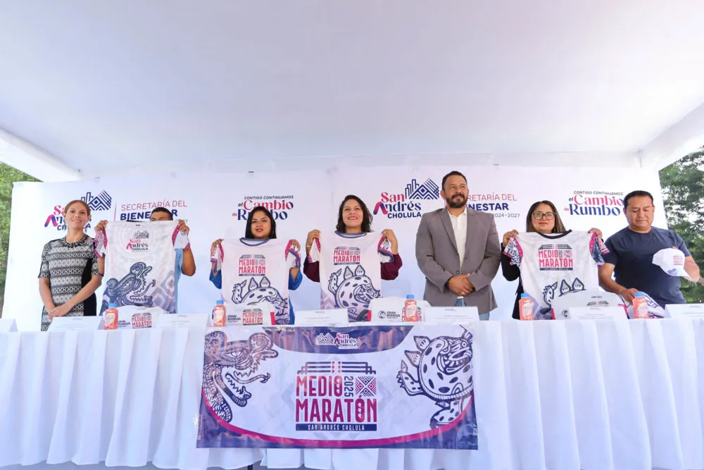 Presentan medalla, playera y kit oficial del Medio Maratón Equinoccio 2025 en San Andrés Cholula