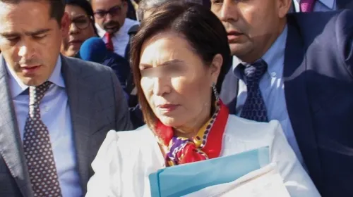 Abogado discute con Rosario Robles cooperación con FGR; sería testigo protegida