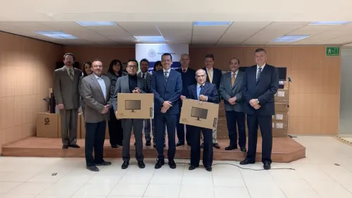 Entrega Héctor Sánchez equipo de cómputo a salas y juzgados