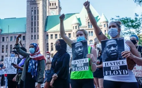 Acusan de asesinato a policía de Minneapolis detenido por muerte de George Floyd