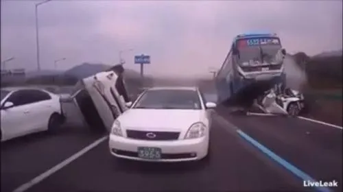 #Video Autobús fuera de control embiste coches en Corea del Sur