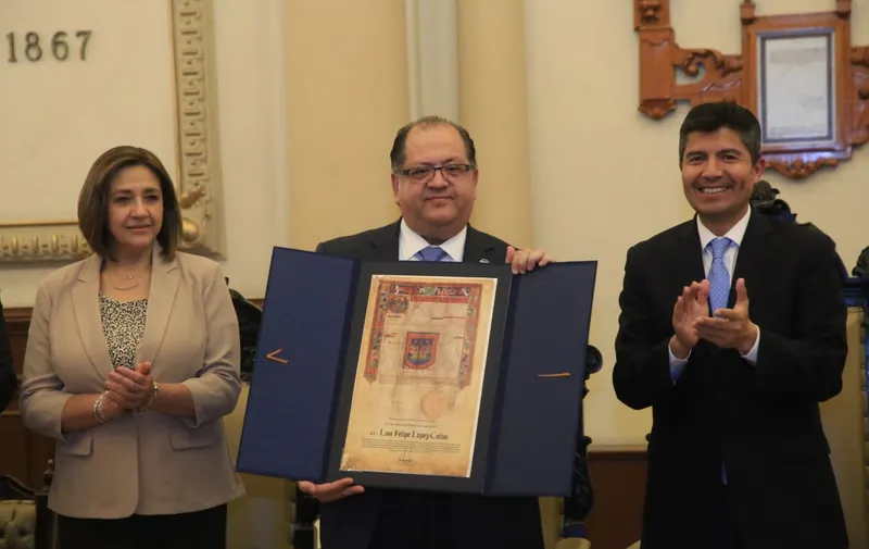 Luis Felipe López Calva recibió la cédula real del Ayuntamiento de Puebla