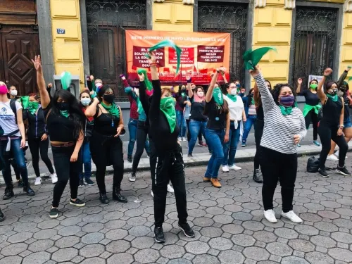 Con performance, feministas exigen frente al Congreso la despenalización del aborto