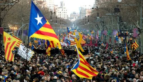 Miles de catalanes protestan por juicio contra líderes separatistas