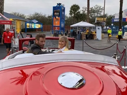 Travolta y Olivia Newton reviven a personajes de Grease 41 años después