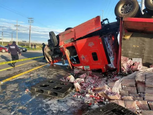 Vuelca tráiler con cerveza y vecinos se llevan las bebidas