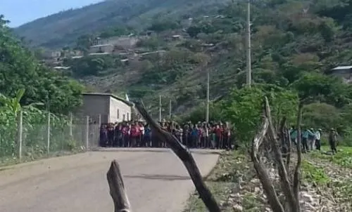 Pobladores de Zitlala se enfrentan con militares; hay 20 heridos