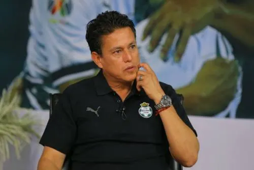 Santos Laguna despide a técnico Salvador Reyes