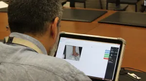 Doctor usa iPad para realizar cirugía a distancia en Gaza