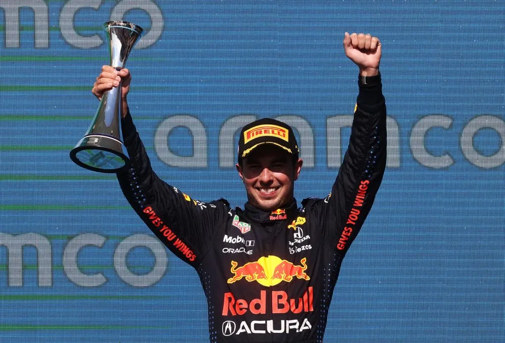 ‘Checo’ Pérez, diezmado y sin sistema del agua logró conseguir el tercer lugar en el gran premio de Estados Unidos