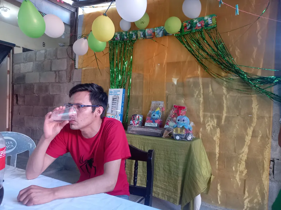 Padre organiza una fiesta para su pequeño, pero la madre no lo dejó asistir