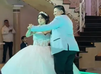 Quinceañera presume a la novia de su mama en su fiesta: “es mejor que mi papá”