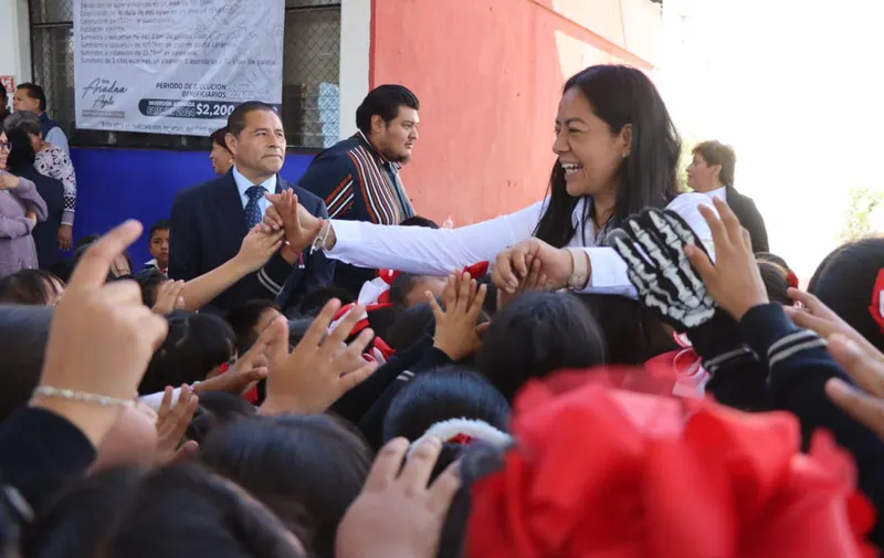 Ariadna Ayala mejora infraestructura educativa en Atlixco 