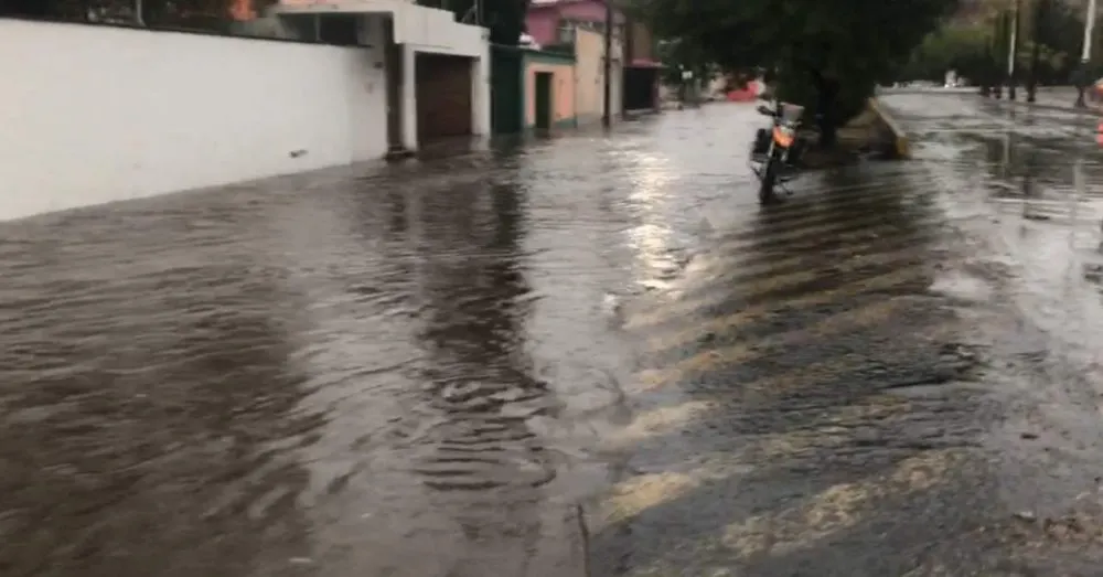 Casa colapsa por fuertes lluvias en Durango