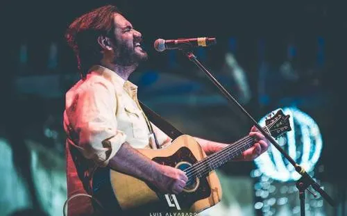 Mauricio Sánchez, vocalista de Los Claxons se lanza como solista con su álbum Fallas de fábrica