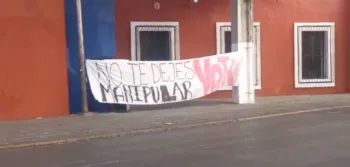 Cuelgan mantas llamando al voto en paraderos de Puebla capital