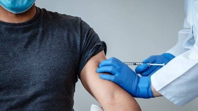 Ómicrón es de peligro aún para los vacunados, aseguran en EU