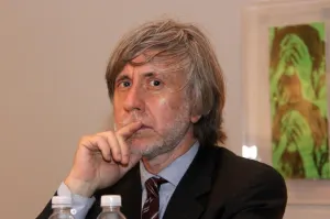 Curador Guillermo Santamarina charló con estudiantes BUAP