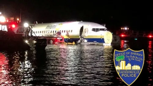 Avión 737 de Boeing sale de pista al aterrizar en Florida y termina en río