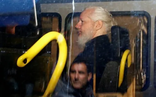 Pareja de Assange, y madre de sus hijos, pide su libertad condicional