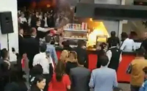 Se incendia local de comida dentro del Auditorio Nacional