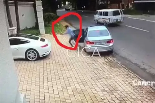 Viral: Dueño de Porshe evade a asaltantes con gran maniobra