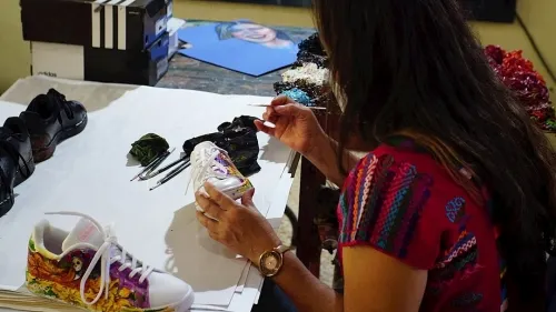 Mexicana se reinventa pintando tenis para el Día de Muertos