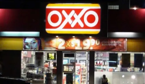 Colocan falsos explosivos a cajera de Oxxo