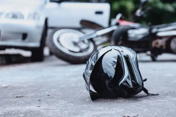 Casco de motociclista lesionado