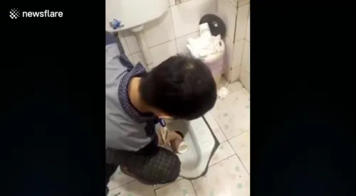 Empresa china obliga a sus trabajadores a beber agua del inodoro como castigo (video)