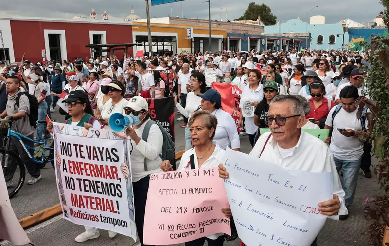 Trabajadores del IMSS en Puebla salen a las calles contra aumento salarial de 2.9%; exigen mejores condiciones laborales