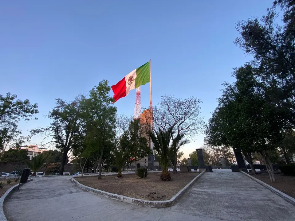 Bandera De Mexico Cerro De La Paz