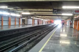Muere persona al caer a las vías del metro