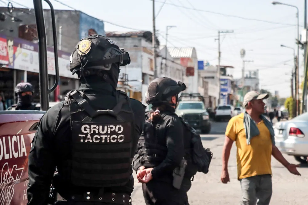 FGE ejecuta cateos en la 46 Poniente; decomisan mercancía sin acreditación legal