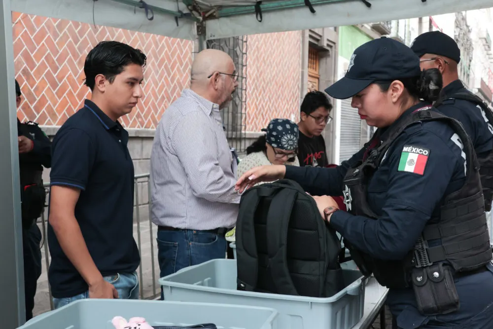 Acceso controlado en zócalo de Puebla