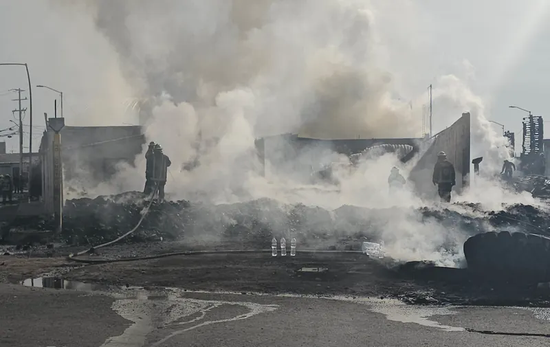 Fuerte incendio consumió una bodega de tarimas frente a la Central de Abasto