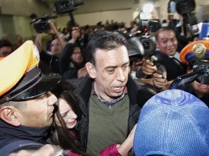 Llega Moreira a México; deja el AICM sin dar declaraciones