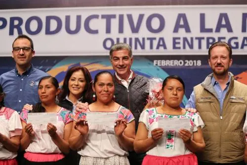Dinorah López y Tony Gali entregan más de 5 mil apoyos productivos a mujeres poblanas
