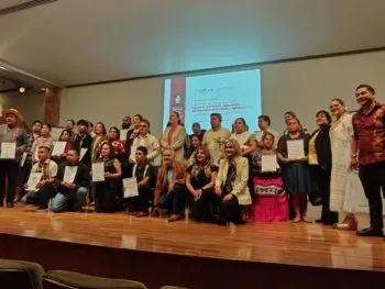 Artesana poblana Juliana Secundino Vargas recibe Premio Único en concurso nacional