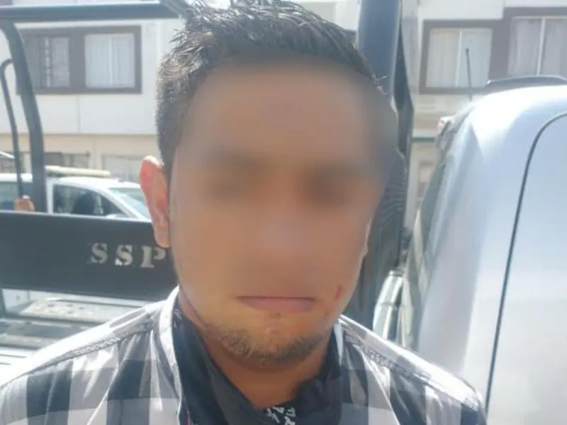 Hombre golpea a su esposa y huye con su hija en Querétaro