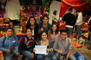 Estudiantes de la Upaep instalan 23 ofrendas en el Concurso de Altares del Día de Muertos