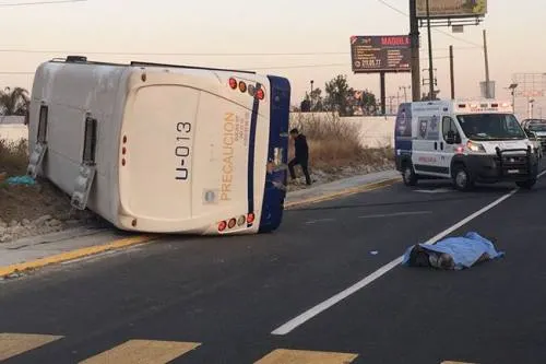 Un muerto deja aparatosa volcadura de autobús de la línea Periférico