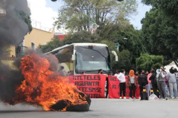 Normalistas de Teteles bloquean el bulevar 5 de Mayo: exigen destitución de directivos