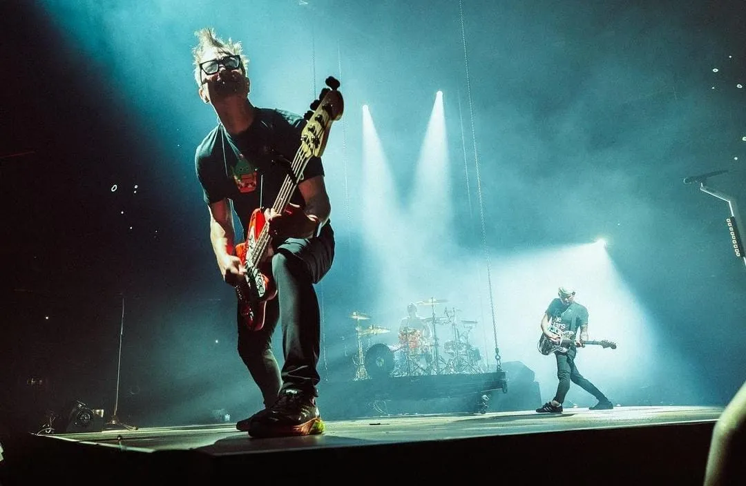 Mark Hoppus revela su padecimiento de bronquitis tras cancelación del concierto de Blink-182