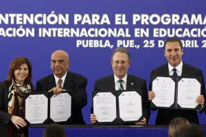 Gobierno firma convenio para que universitarios estudien inglés en EEUU