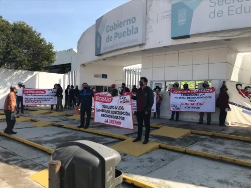 CNTE se manifiesta afuera de las instalaciones de la SEP
