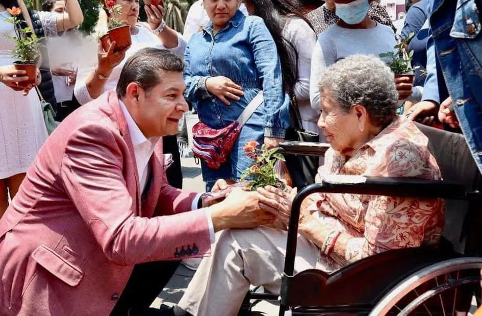La atención a los adultos mayores forma parte de los gobiernos humanistas, refrenda Armenta