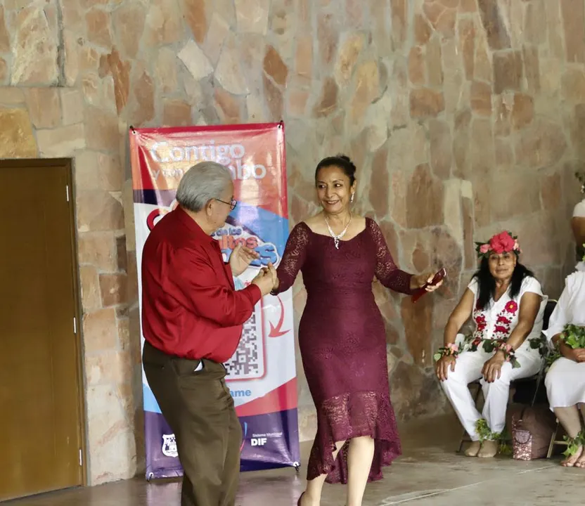 SMDIF Puebla celebra el día del adulto mayor con gran baile en la laguna de Chapulco